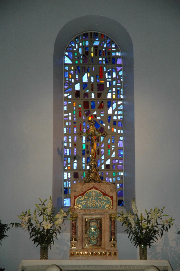 Francja-Lourdes witraże w kościele w którym ochrzczona była Bernadetta #LOURDES #MIASTA #BAZYLIKI