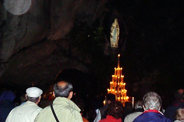 LOURDES-WIECZORNA PROCESJA ZE ŚWIECAMI #LOURDES #MIASTA #BAZYLIKI
