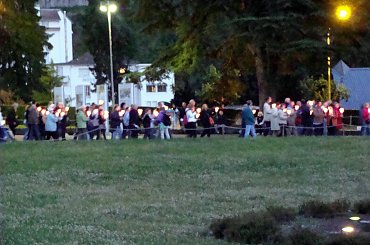 LOURDES-WIECZORNA PROCESJA ZE ŚWIECAMI #LOURDES #MIASTA #BAZYLIKI