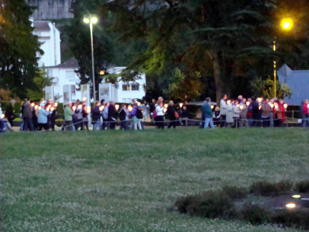 LOURDES-WIECZORNA PROCESJA ZE ŚWIECAMI #LOURDES #MIASTA #BAZYLIKI