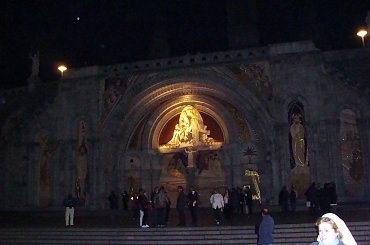 LOURDES-WIECZORNA PROCESJA ZE ŚWIECAMI #LOURDES #MIASTA #BAZYLIKI