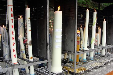 LOURDES-ŚWIECE ZAPALONE PRZEZ PIELGRZYMÓW #LOURDES #MIASTA #BAZYLIKI