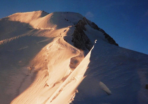18.08.2001 ok. 7 godz. 30 min.
Grań Boosses prowadząca na wierzchołek Mont Blanc w promieniach wschodzącego słońca. #Alpy #Francja