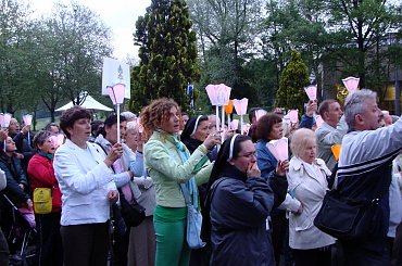 LOURDES-WIECZORNA PROCESJA ZE ŚWIECAMI #LOURDES #MIASTA #BAZYLIKI