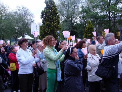 LOURDES-WIECZORNA PROCESJA ZE ŚWIECAMI #LOURDES #MIASTA #BAZYLIKI