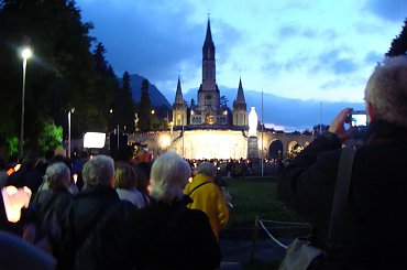 LOURDES-WIECZORNA PROCESJA ZE ŚWIECAMI #LOURDES #MIASTA #BAZYLIKI