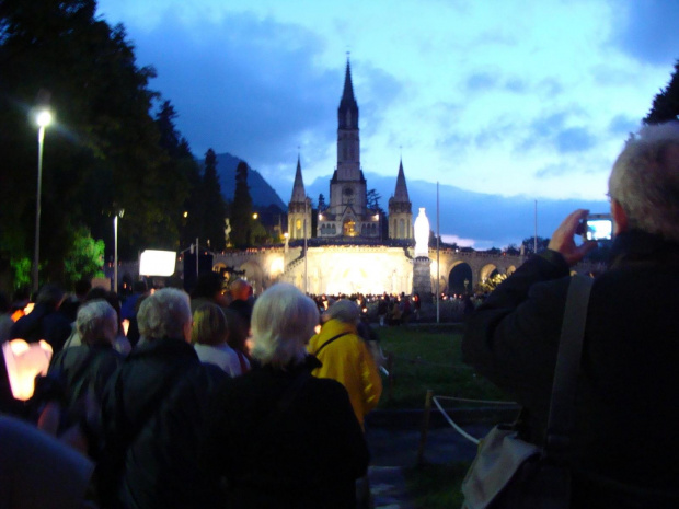 LOURDES-WIECZORNA PROCESJA ZE ŚWIECAMI #LOURDES #MIASTA #BAZYLIKI