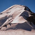 18.08.2001 ok. 9:50.
Z drogi zejściowej. Na dole Col du Dome (4237 m). Powyżej widzć dwa schrony, Obserwatorium Meteorologiczne z lewej i schron Vallot z prawej.Nad schronami grań Bosses. #Alpy #Francja