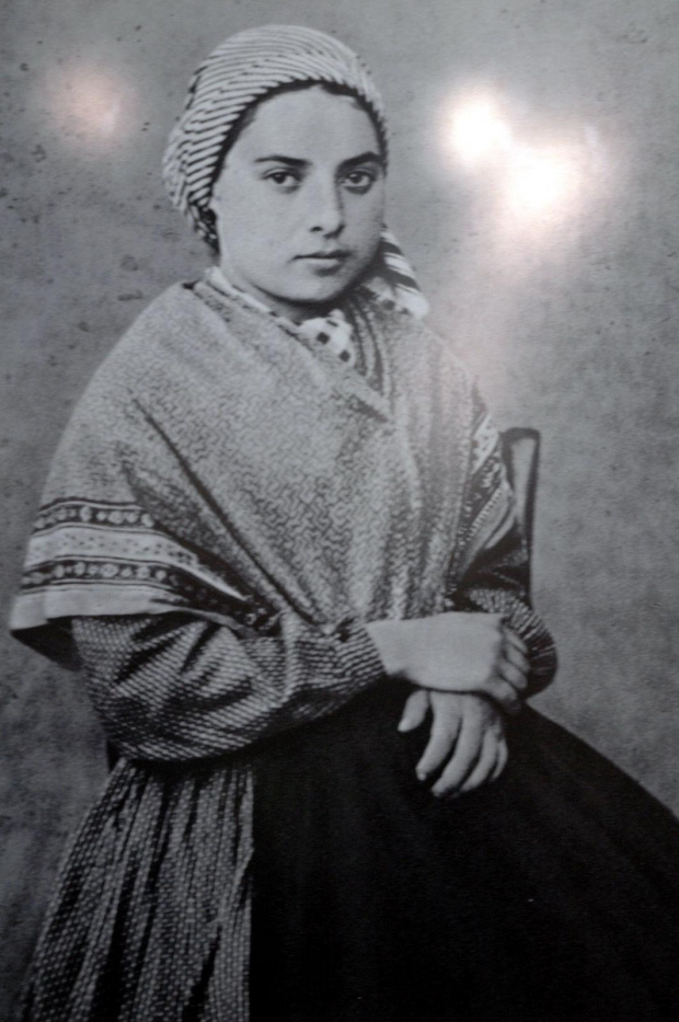 Francja-Lourdes portret Bernadetty #LOURDES #MIASTA #BAZYLIKI