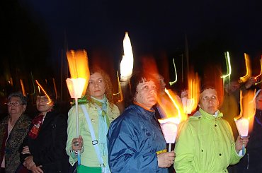 LOURDES-WIECZORNA PROCESJA ZE ŚWIECAMI #LOURDES #MIASTA #BAZYLIKI
