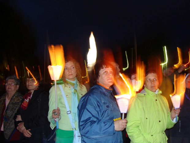 LOURDES-WIECZORNA PROCESJA ZE ŚWIECAMI #LOURDES #MIASTA #BAZYLIKI