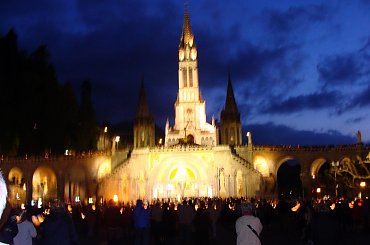 LOURDES-WIECZORNA PROCESJA ZE ŚWIECAMI #LOURDES #MIASTA #BAZYLIKI