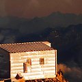 18.08.2001 ok 7:30.
Schron Vallot (4362 m) w promieniach słońca,w dole jeszcze mrok. Wejście od ściany szczytoswej z lewej, w cieniu. #Alpy #Francja #schron