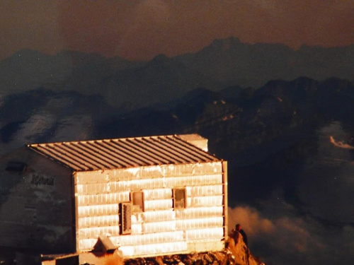 18.08.2001 ok 7:30.
Schron Vallot (4362 m) w promieniach słońca,w dole jeszcze mrok. Wejście od ściany szczytoswej z lewej, w cieniu. #Alpy #Francja #schron