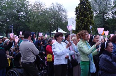 LOURDES-WIECZORNA PROCESJA ZE ŚWIECAMI #LOURDES #MIASTA #BAZYLIKI