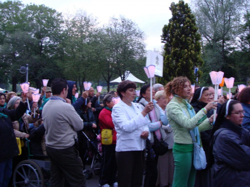 LOURDES-WIECZORNA PROCESJA ZE ŚWIECAMI #LOURDES #MIASTA #BAZYLIKI