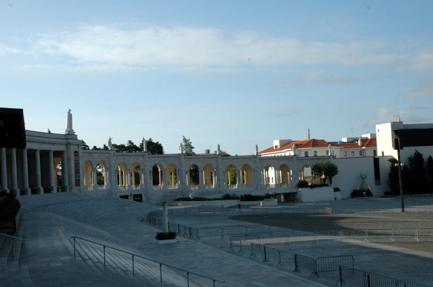 FATIMA - Sanktuarium Fatimskie- kolumnada z figurami świętych #FATIMA #MIASTA #SANKTUARIA