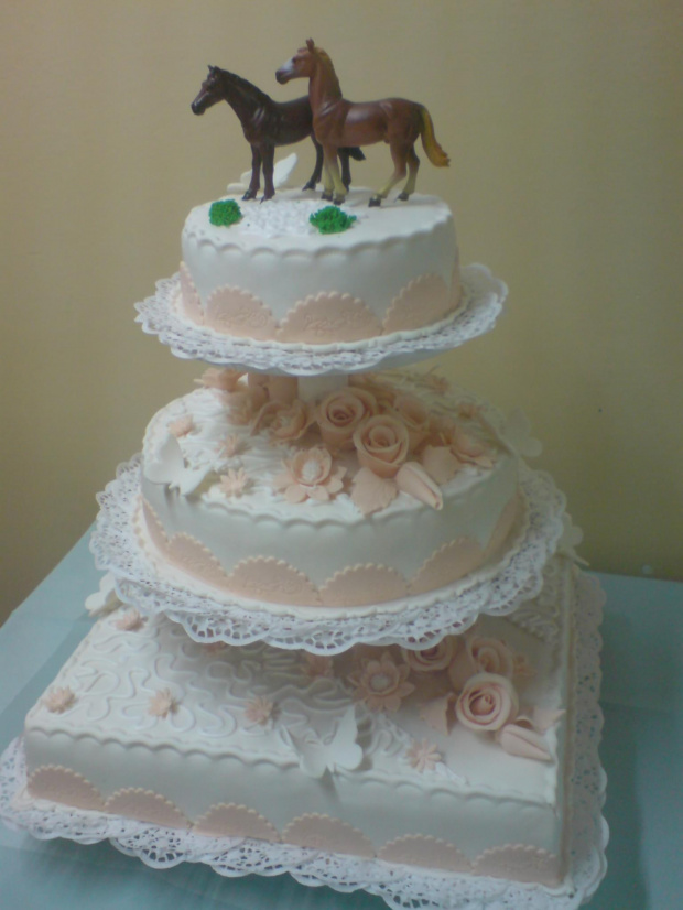 Tort weselny z konikami #Konie #tort #wesele #impreza #kościół