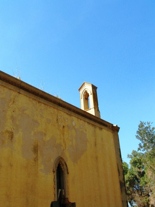 Zaniedbana kapliczka w rejonie Azaziji