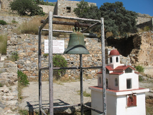 pozostał na pamiątkę dzwon - Spinalonga #Elounda #WyspaSpinalonga #Kreta #morze #ZatokaMirambellou #lodzie #statki #fala