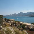 na wyspie Spinalonga widok zatoki - Kreta #Elounda #WyspaSpinalonga #Kreta #morze #ZatokaMirambellou #lodzie #statki #fala