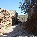 wąskimi kamiennymi ścieżkami wspinamy sie do kolejnych domostw - wyspa Spinalonga #Elounda #WyspaSpinalonga #Kreta #morze #ZatokaMirambellou #lodzie #statki #fala