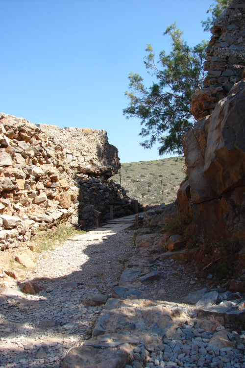 wąskimi kamiennymi ścieżkami wspinamy sie do kolejnych domostw - wyspa Spinalonga #Elounda #WyspaSpinalonga #Kreta #morze #ZatokaMirambellou #lodzie #statki #fala