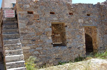 domy bez dachów, ruiny usytuowane na różnych wysokosciach wyspy #Elounda #WyspaSpinalonga #Kreta #morze #ZatokaMirambellou #lodzie #statki #fala