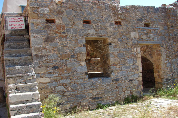 domy bez dachów, ruiny usytuowane na różnych wysokosciach wyspy #Elounda #WyspaSpinalonga #Kreta #morze #ZatokaMirambellou #lodzie #statki #fala