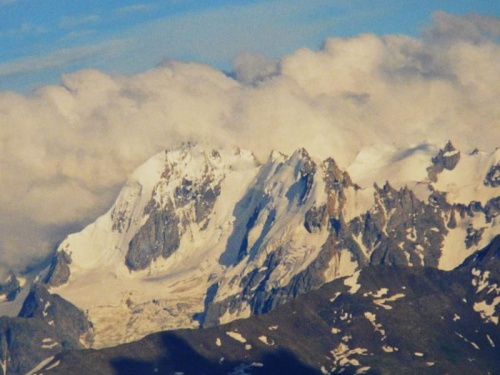 7.08.2002 ok. godz 19-tej.
Zbliżenie fragmentu głównej grani Kaukazu. Odległość 26 km, ogniskowa 200 mm. #góry #Kaukaz