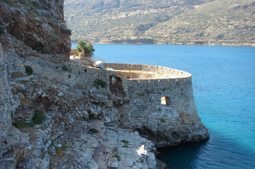 mury obronne Spinalonga #Elounda #WyspaSpinalonga #Kreta #morze #ZatokaMirambellou #lodzie #statki #fala