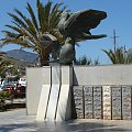 Elounda pomnik ku czci poległych w czasie II wojny św. #Elounda #WyspaSpinalonga #Kreta #morze #ZatokaMirambellou #lodzie #statki #fala