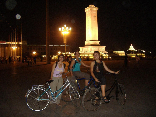 eksploracja Pekinu na dwoch kolkach:))) caly dzien na rowerze, a zakonczenie wycieczki na placu Tianmen:)