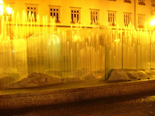 Wakacje 2007 - Wrocław zwiedzanie - fontanna nocą #wakacje #wrocław #miasto #ulica