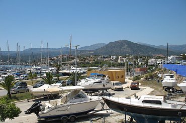 port Agios Nikolaos nad zatoką Mirambellou na Krecie #Kreta #wyspa #morze #zatoka #Mirambellou #jezioro #slodkie #Voulismeni #kaczki #ocean #wakacje #kolory #odbicia #jachty