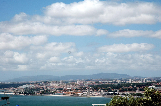 LIZBONA-PORTUGALIA -PANORAMA MIASTA w tle widoczny Pomnik Odkrywców i wieża Belem #PORTUGALIA #LIZBONA #MIASTA