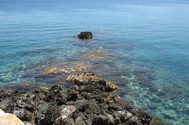 niesamowita czystość wody w Agios Nikolaos nad zatoką Mirambellou na Krecie #Kreta #wyspa #morze #zatoka #Mirambellou #jezioro #slodkie #Voulismeni #kaczki #ocean #wakacje #kolory #odbicia #jachty