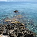 niesamowita czystość wody w Agios Nikolaos nad zatoką Mirambellou na Krecie #Kreta #wyspa #morze #zatoka #Mirambellou #jezioro #slodkie #Voulismeni #kaczki #ocean #wakacje #kolory #odbicia #jachty
