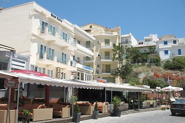 tawerny w Agios Nikolaos nad zatoką Mirambellou na Krecie #Kreta #wyspa #morze #zatoka #Mirambellou #jezioro #slodkie #Voulismeni #kaczki #ocean #wakacje #kolory #odbicia #jachty