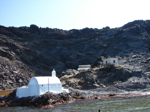 u brzegu wyspy czynnego wulkanu Neo Kameni koło Santorini #Kreta #wyspa #Santorini #wyprawa #natura #mozre #ocean #zatoka #port #domy #biale #kolory #romantycznie