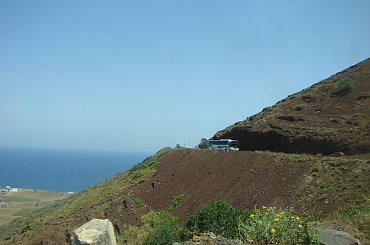 w górze wykuto wąską krętą drogę łączącą port z miastami ocalalymi po trzęsieniu ziemi na szczycie wyspy Santorini #Kreta #Santorini #morze #Thira #Oia #ocean