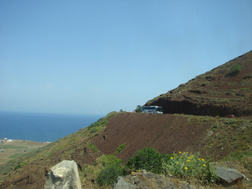 w górze wykuto wąską krętą drogę łączącą port z miastami ocalalymi po trzęsieniu ziemi na szczycie wyspy Santorini #Kreta #Santorini #morze #Thira #Oia #ocean