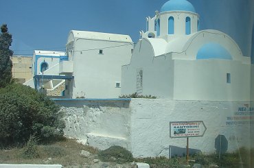 juz pierwsze mijane budynki widziane z za szyby autokaru robią na mnie wrażenie #Kreta #Santorini #morze #Thira #Oia #ocean