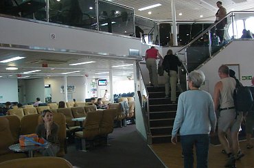 wnętrze naszego katamaranu w drodze na Santorini #Kreta #Santorini #morze #Thira #Oia #ocean