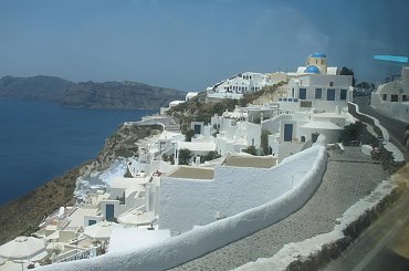 widziane przez szybę autokaru miasta Santorini #Kreta #wyspa #Santorini #wyprawa #natura #mozre #ocean #zatoka #port #domy #biale #kolory #romantycznie