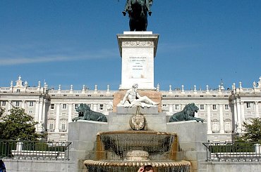 Madryt-Hiszpania- Plaza del Oriente - konny posąg Filipa IV #MADRYT #MIASTA #POMNIKI