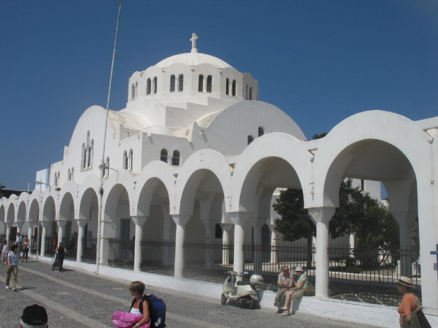jeden z 350 kościołów w Santorini #Kreta #wyspa #Santorini #wyprawa #natura #mozre #ocean #zatoka #port #domy #biale #kolory #romantycznie