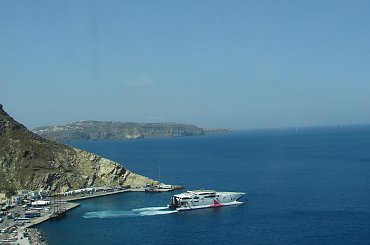 w maleńkim porcie opuściliśmy nasz statek i autokarem ruszamy w szczyt wyspy Santorini #Kreta #Santorini #morze #Thira #Oia #ocean