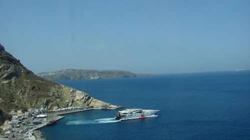 w maleńkim porcie opuściliśmy nasz statek i autokarem ruszamy w szczyt wyspy Santorini #Kreta #Santorini #morze #Thira #Oia #ocean