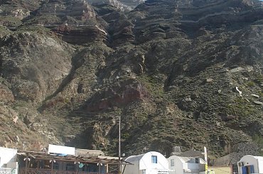 maleńki port Athinios u podnóża Santorini #Kreta #wyspa #Santorini #wyprawa #natura #mozre #ocean #zatoka #port #domy #biale #kolory #romantycznie